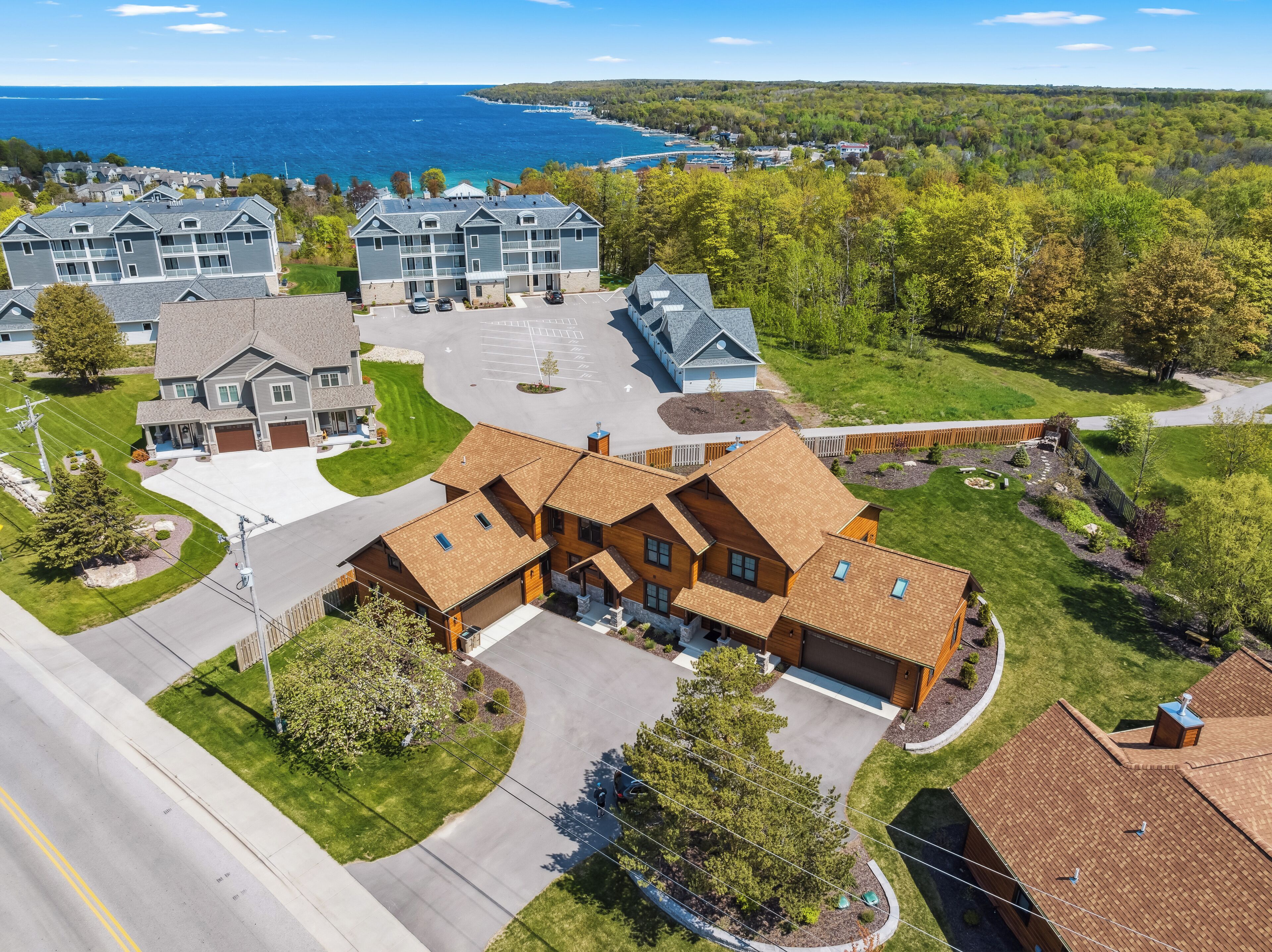 Un quartier résidentiel avec des maisons, un parking et une vue sur l’océan.