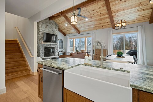 Luxury Family Retreat - Game Room, Chef’s Kitchen, Walk to Shops & Shoreline 🏖️