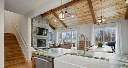 Luxury Family Retreat - Game Room, Chef’s Kitchen, Walk to Shops & Shoreline 🏖️