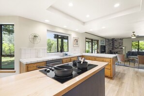 Fridge, microwave, oven, stovetop - Honey Run K/Suite: Pool-HotTub-Private Lake Escape (Chico)