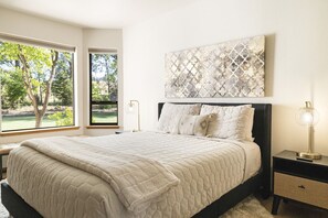 5 Schlafzimmer, Schreibtisch, Bügeleisen/Bügelbrett, Reisekinderbett