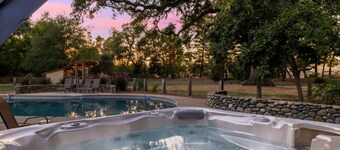 Honey Run K/Suite: Pool-HotTub-Private Lake Escape