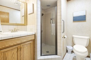 Hair dryer - Honey Run K/Suite: Pool-HotTub-Private Lake Escape (Chico)