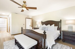 5 soverom, skrivebord, strykejern/-brett og reiseseng for barn