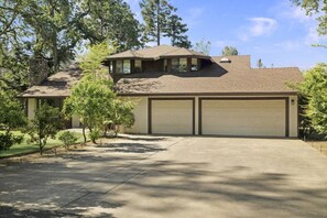 Exterior - Honey Run K/Suite: Pool-HotTub-Private Lake Escape (Chico)
