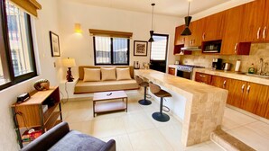 Un apartamento moderno con sala de estar, cocina y comedor.