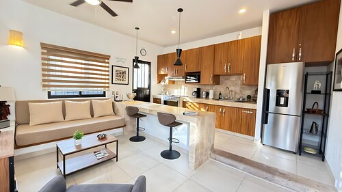 Renovated 1 Bdrm Guest House -Walk to Everything -Bikes -Gym - Pickleball Court