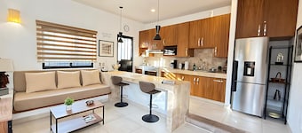 Renovated 1 Bdrm Guest House -Walk to Everything -Bikes -Gym - Pickleball Court