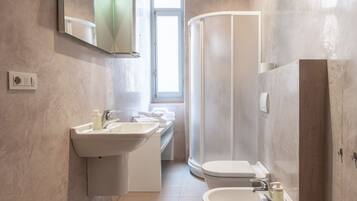 Dusj, toalettartikler (inkludert), hårføner og badekåper