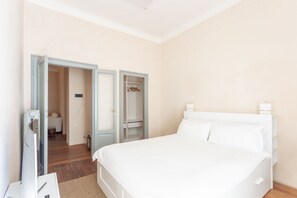 2 habitaciones, tabla de planchar con plancha, wifi y ropa de cama 