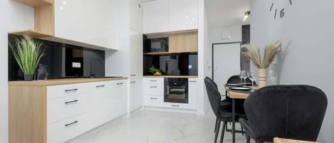 Frigorífico, microondas, horno y placa de cocina