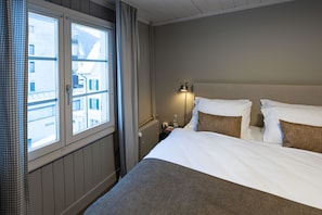 Double Room with shared Bathroom | Free WiFi, bed sheets