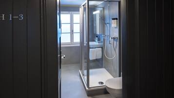 Ein modernes Badezimmer mit Duschkabine, Toilette und Waschbecken.