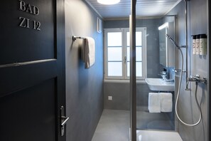 Double Room with shared Bathroom | Bathroom | Towels - Hotel Bergidyll - Riders Haven (Andermatt)