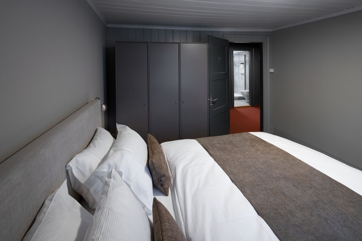 Double Room with shared Bathroom | Free WiFi, bed sheets
