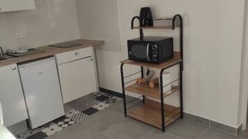Refrigerador, microondas, parrilla de estufa y cafetera y tetera