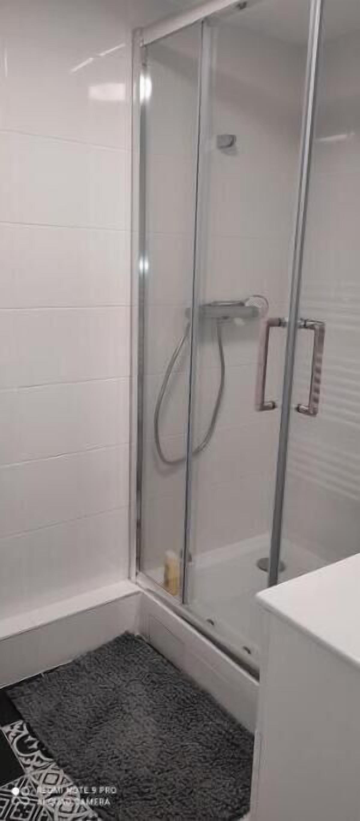 Douche, sèche-cheveux, serviettes fournies, savon