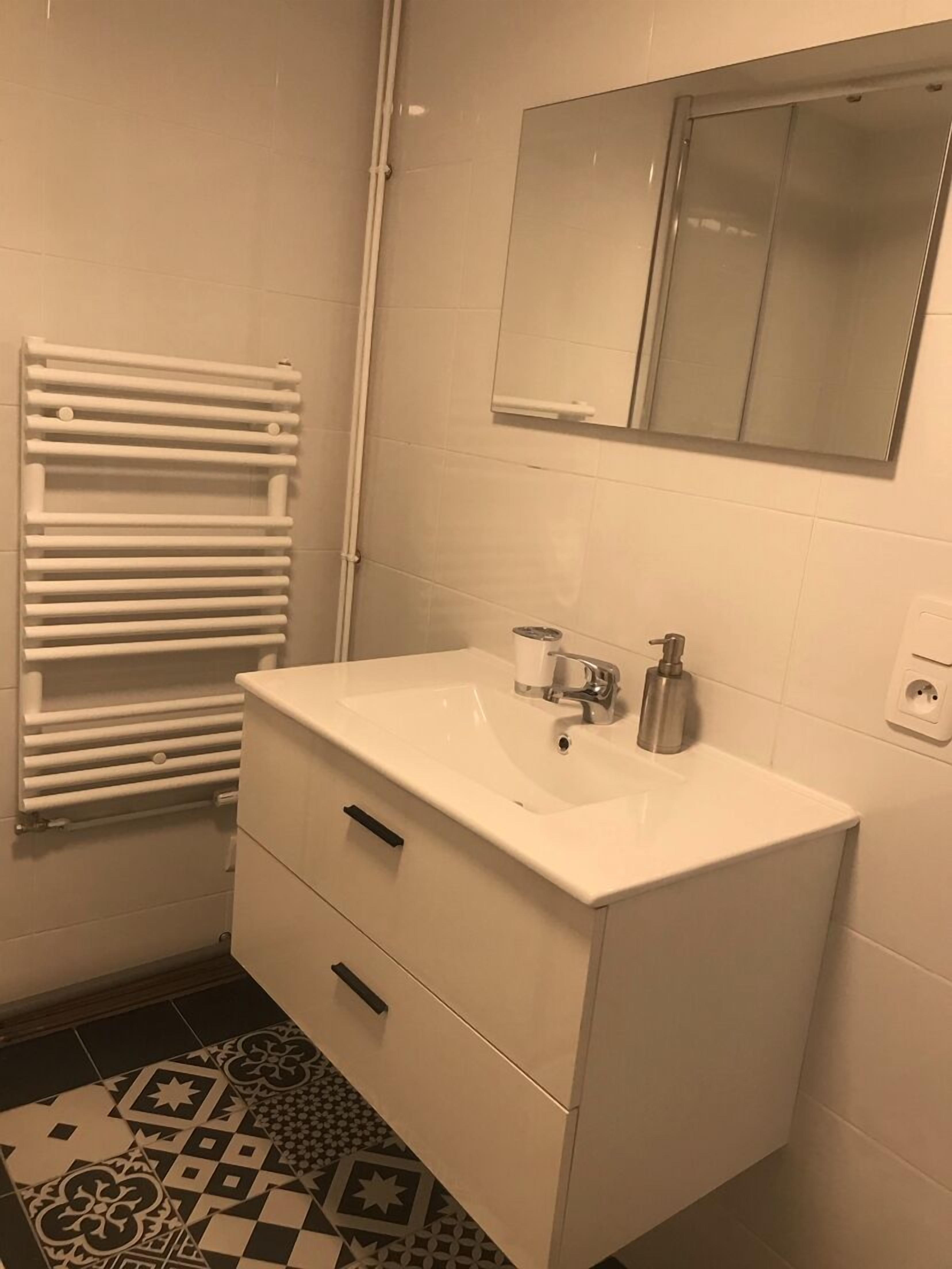 Douche, sèche-cheveux, serviettes fournies, savon