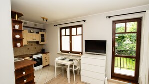Apartment | Private kitchen | Mini-fridge, microwave, oven, stovetop - Studio Karlikowska by 3City Rentals  (Sopot)