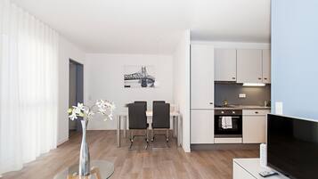 Standard-Apartment | Schreibtisch, laptopgeeigneter Arbeitsplatz, schallisolierte Zimmer