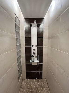 Douche, sèche-cheveux, serviettes fournies, papier toilette