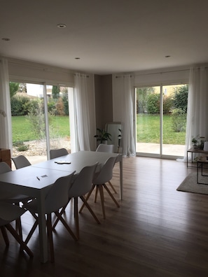 Dining - Air-conditioned single-storey house with 3 bedrooms and swimming pool (Bernac)