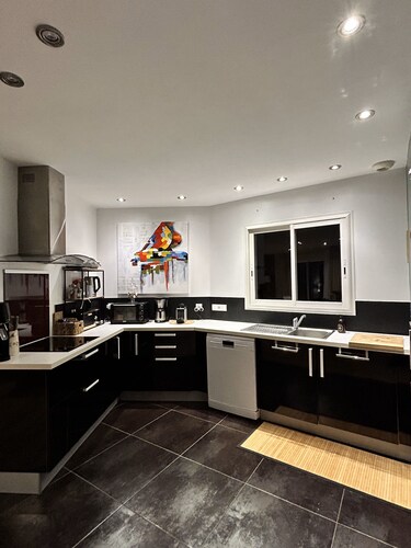 Air-conditioned single-storey house with 3 bedrooms and swimming pool