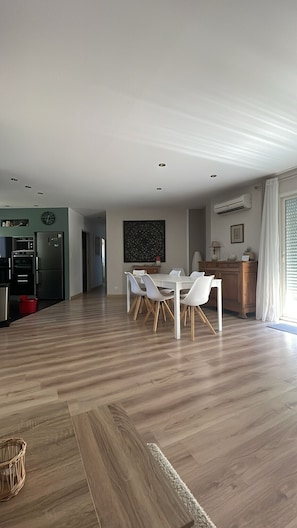 Dining - Air-conditioned single-storey house with 3 bedrooms and swimming pool (Bernac)