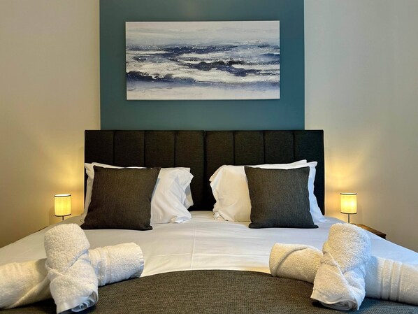 2 bedrooms, desk, bed sheets - 2 Bedroom House in Central Winchester (Winchester)