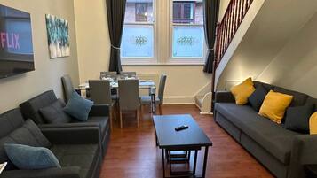 House | Living area | 42-inch Smart TV with satellite channels, Netflix, streaming services