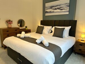 2 bedrooms, desk, bed sheets - 2 Bedroom House in Central Winchester (Winchester)