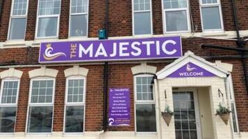 Vista frontal de la propiedad