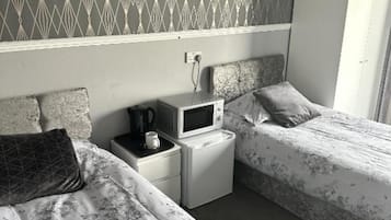 Standard Room, 3 Twin Beds | Desk, cribs/infant beds, free WiFi, bed sheets