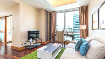 Apartment, 2 Bedrooms, Garden View | Living room