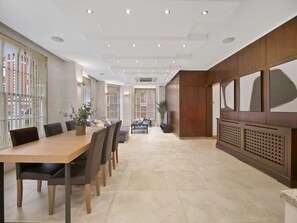 Lobby - 3 bed in Kensington Church Str.

 (London)