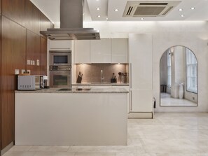 Fridge, microwave, oven, dishwasher - 3 bed in Kensington Church Str.
(London)