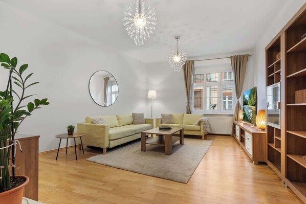 Una televisión, una oficina