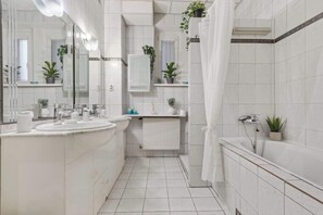 Regadera, amenidades de baño gratuitas, secadora de cabello, toallas 