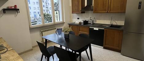 Kjøleskap, mikrobølgeovn, kokeplater og oppvaskmaskin