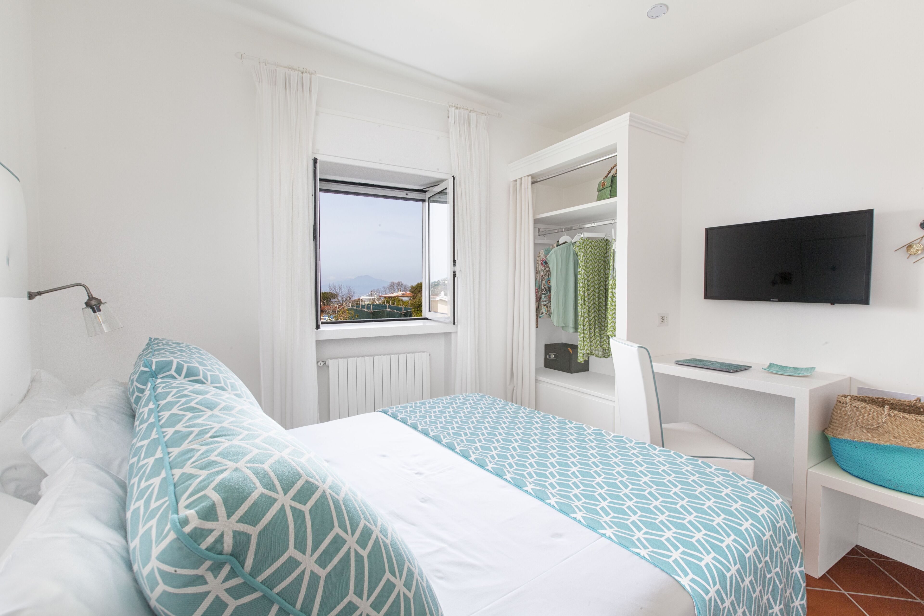 3 habitaciones, tabla de planchar con plancha y cuna de viaje 