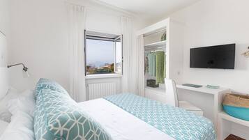 3 habitaciones, tabla de planchar con plancha y cuna de viaje