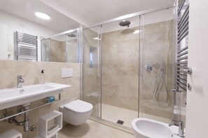 Regadera, secadora de cabello, bidet, toallas 