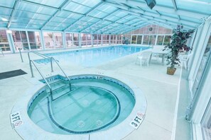 Una piscina cubierta