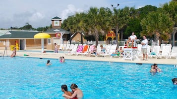 Een binnenzwembad, een buitenzwembad