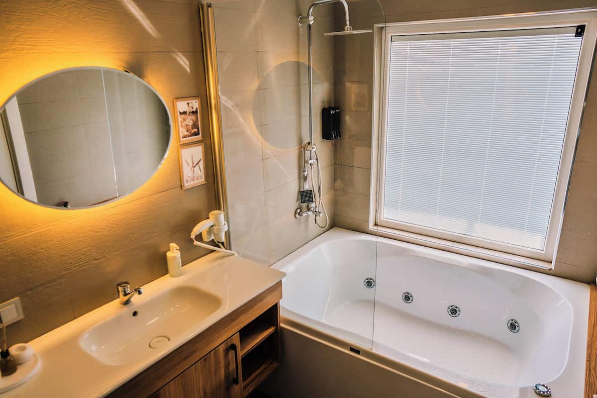 Habitación Elite, 1 cama King size, vista a la ciudad | Baño | Regadera, amenidades de baño gratuitas, secadora de cabello, pantuflas