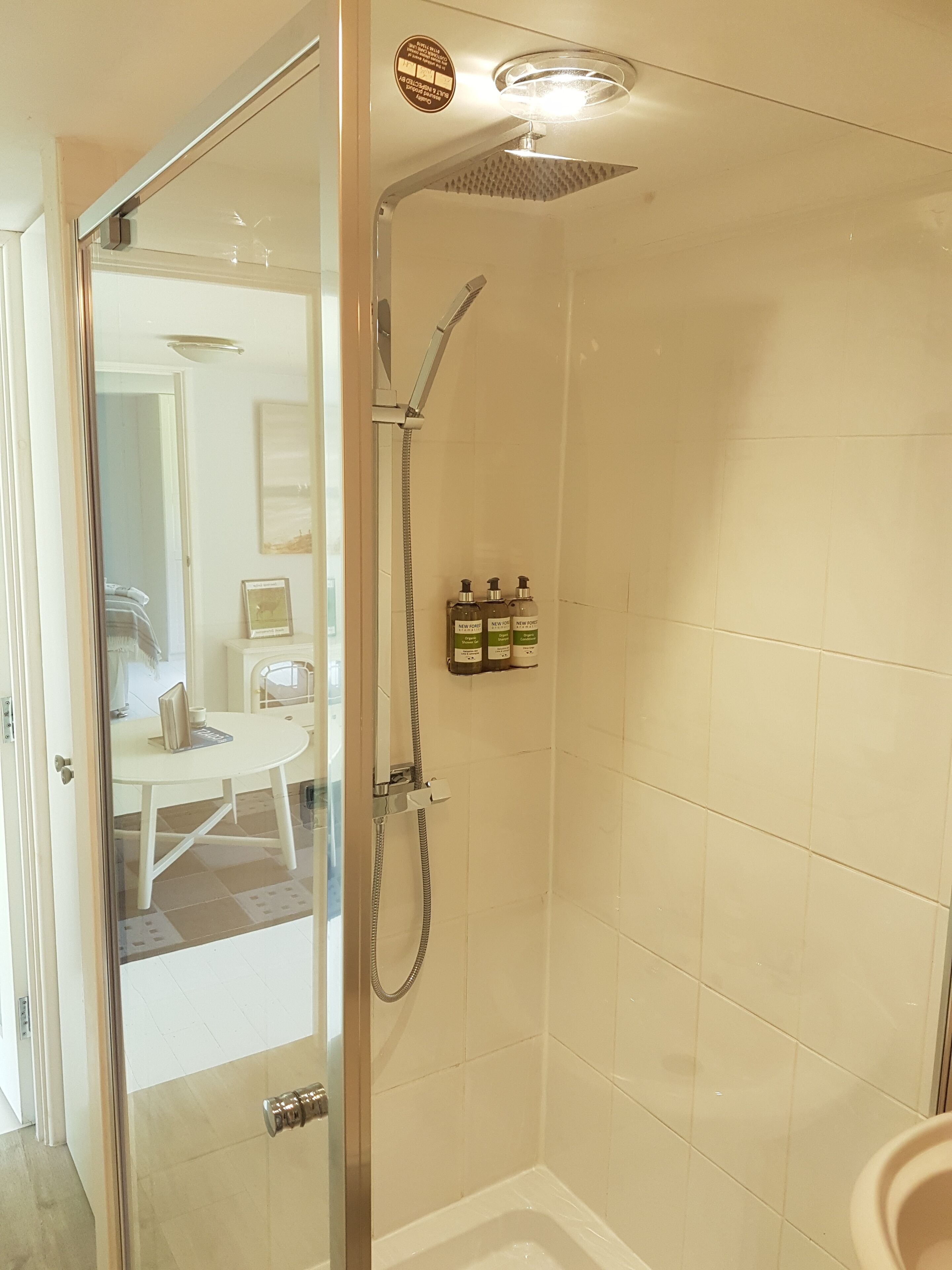 Douche, articles de toilette écologiques, sèche-cheveux