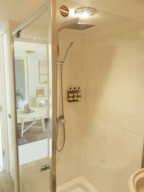 Douche, articles de toilette écologiques, sèche-cheveux
