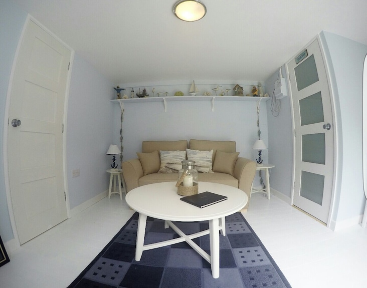 Lymington Self-catering Garden Retreat - Milford on Sea