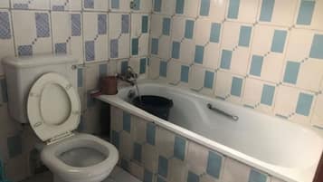 Regadera, bidet, toallas, jabón