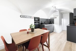 ดีไซน์อพาร์ทเมนท์, 2 ห้องนอน, เครื่องปรับอากาศ | ครัวส่วนตัว | ตู้เย็นขนาดใหญ่, ไมโครเวฟ, เตาอบ, เตาประกอบอาหาร